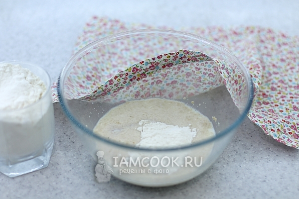 Всыпать соль и муку