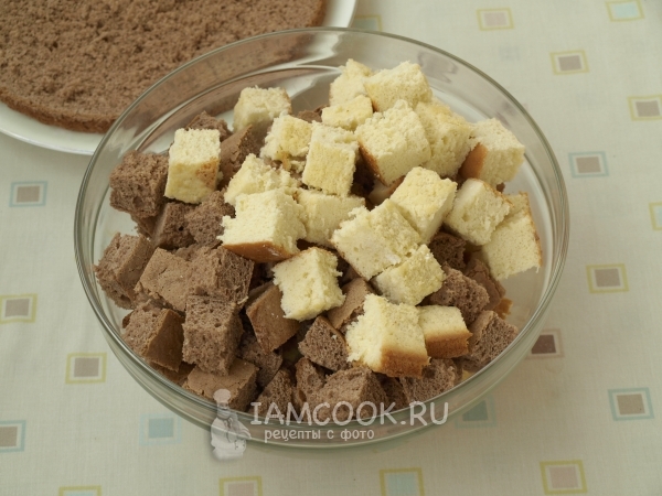 Порезать бисквит на кубики