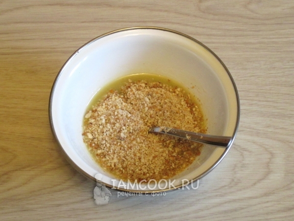 Смешать масло, орехи и мед