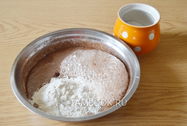 Добавить муку и гашенную соду