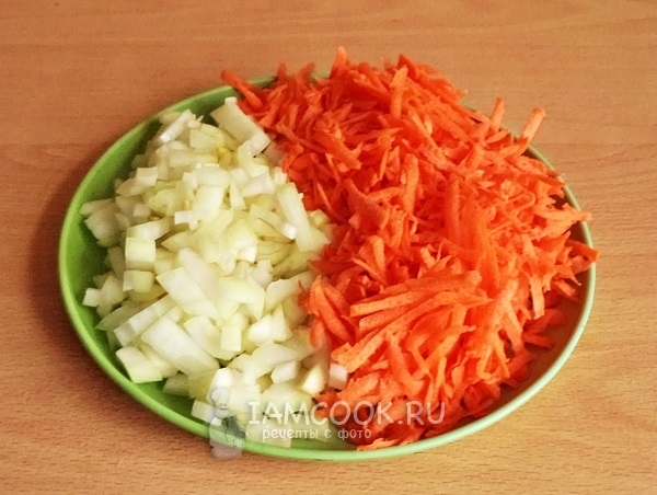 Измельчить лук и морковь