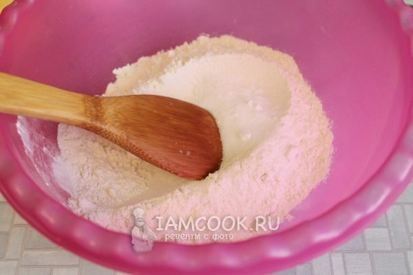 Смешать муку, соду и лимонную кислоту