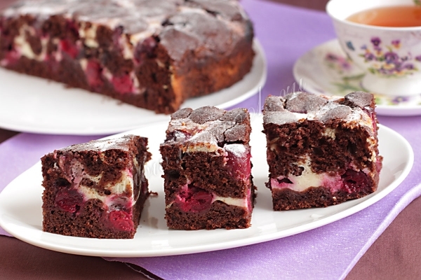 Брауни с творогом и вишей