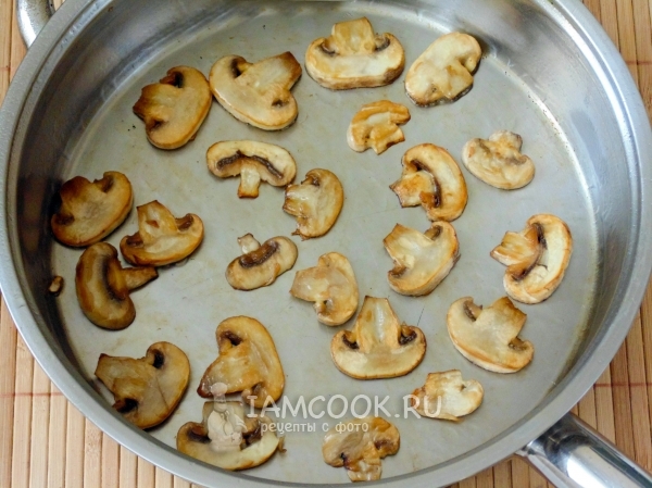 Обжарить грибы для украшения