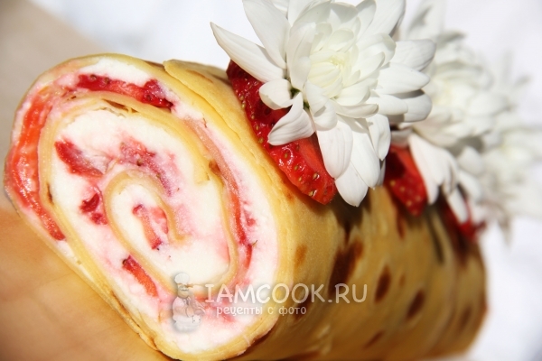 Фото блинного рулета с творогом и клубникой