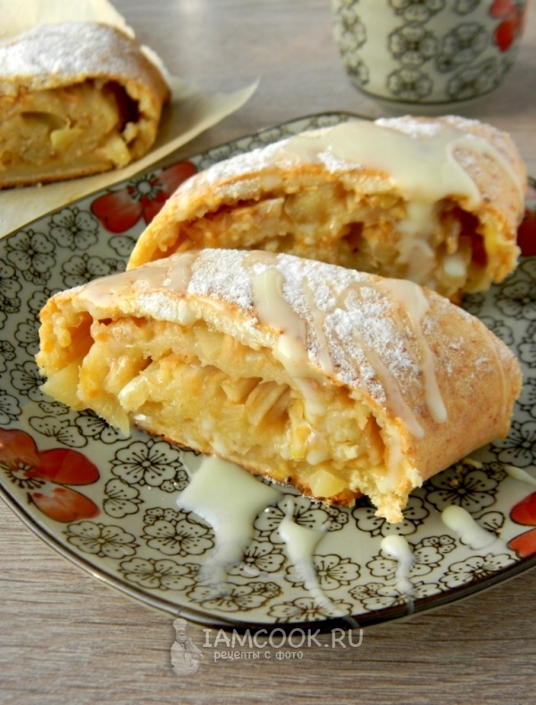 Фото рулета из творожного теста с яблоками и ананасом