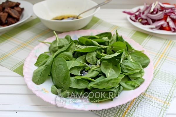 Полить листья шпината заправкой