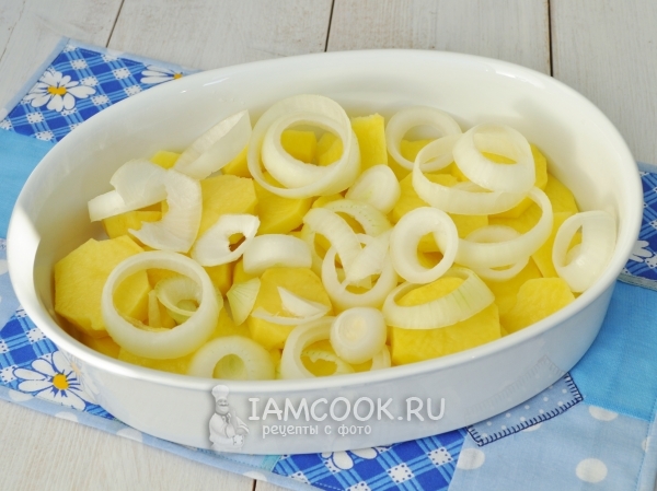 Положить на картофель лук
