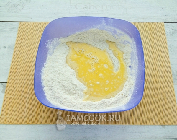 Влить смесь молоко с маслом в муку