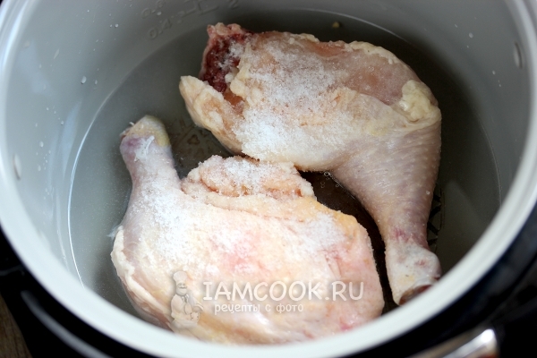 Положить в воду курицу и соль