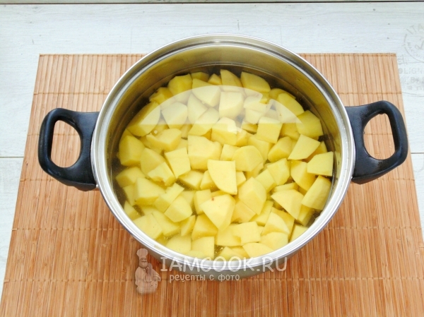 Положить картофель в воду