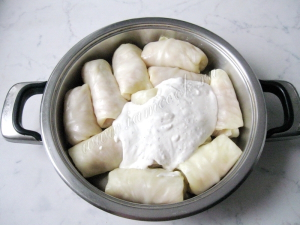 Добавить соус к голубцам