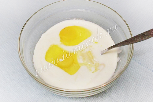 Добавили кефир, сгущёнку и яйца