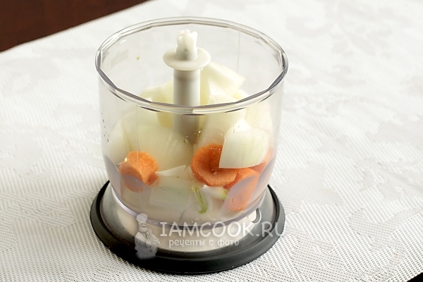 Положить в блендер лук и морковь