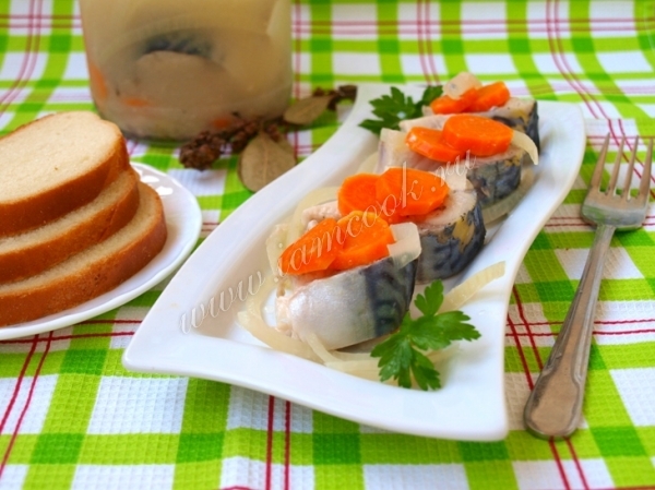 Скумбрия маринованная с луком и морковью