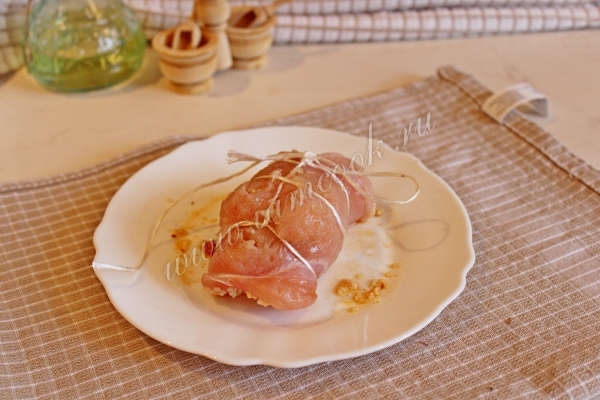 Связать рулетик из курицы