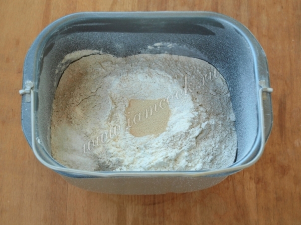 Мука и дрожжи в хлебопечке