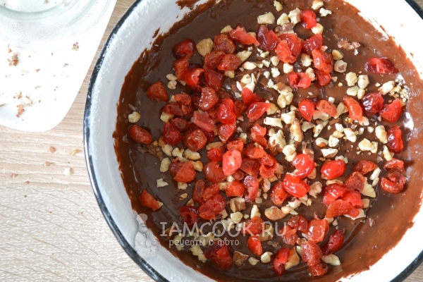 Положить орехи и ягоды