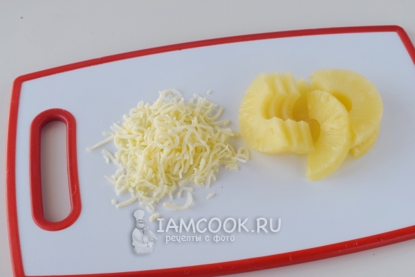 Натереть сыр и порезать ананасы