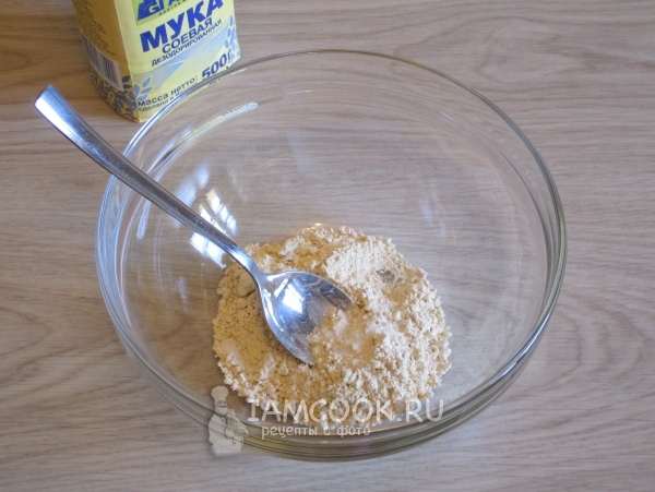 Смешать муку, соль и разрыхлитель