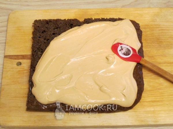 Смазать корж кремом