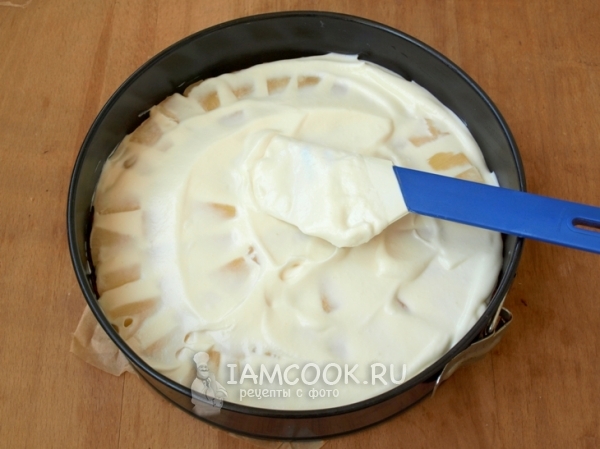 Смазать корж с ананасами кремом