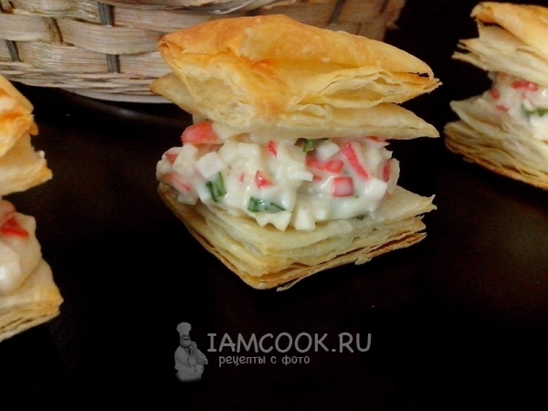Рецепт закусочных слоек с крабовым мясом, сливочным сыром и зеленью