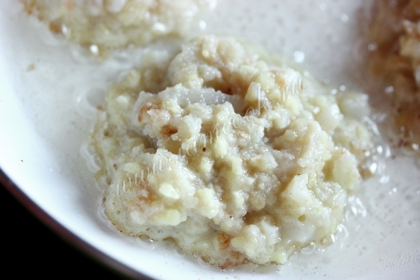 Выложить фарш на сковороду