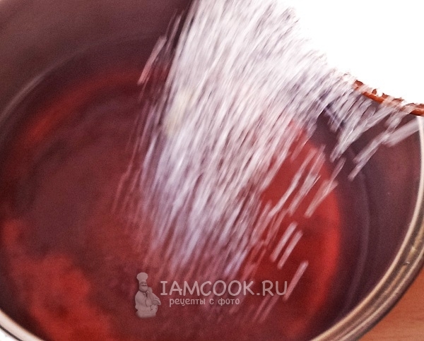 Всыпать сахар сливовую воду
