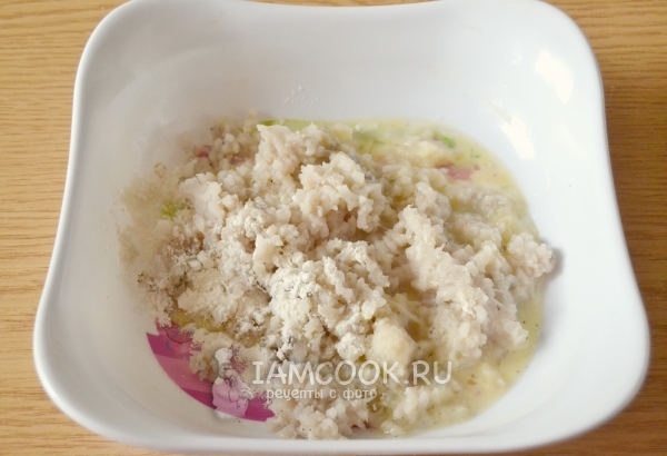 Смешать перекрученную рыбу, яйцо и муку