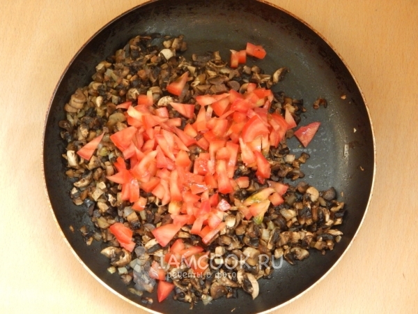 Обжарить грибы с помидорами