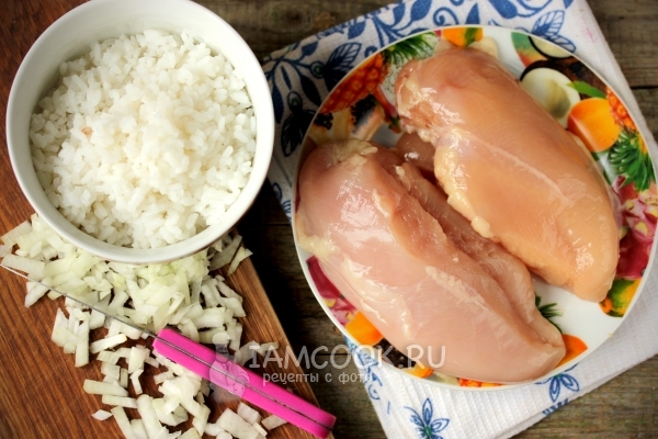 Отварить рис, порезать лук и помыть мясо