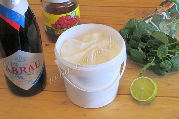 Ингредиенты для коктейля из шампанского и клубники