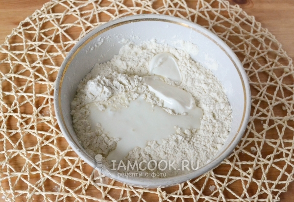 Добавить кефир и сметану