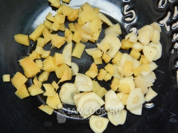 Порезать имбирь и чеснок