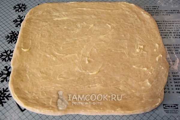 Тесто раскатать и смазать маслом