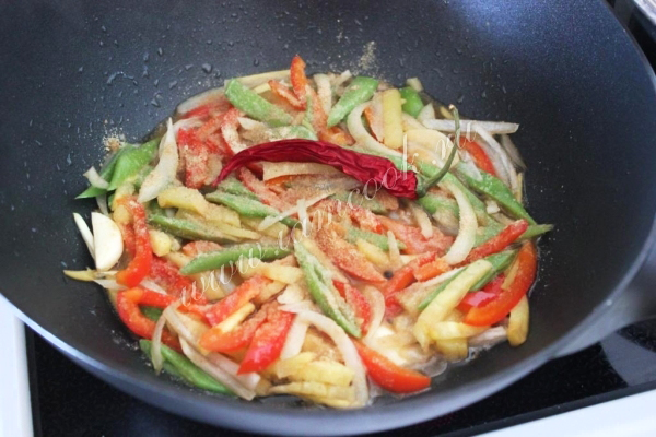 Постное блюдо из риса с ананасами и овощами