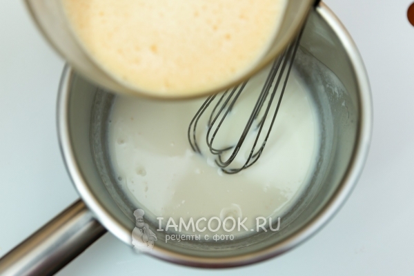 Смешать молочно-яичную смесь с молоком