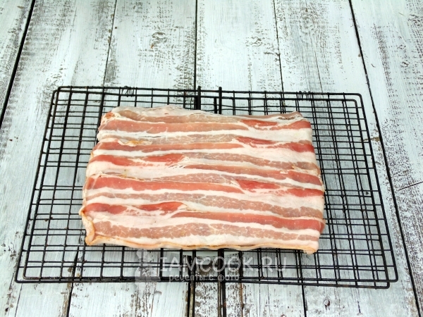 Накрыть филе беконом