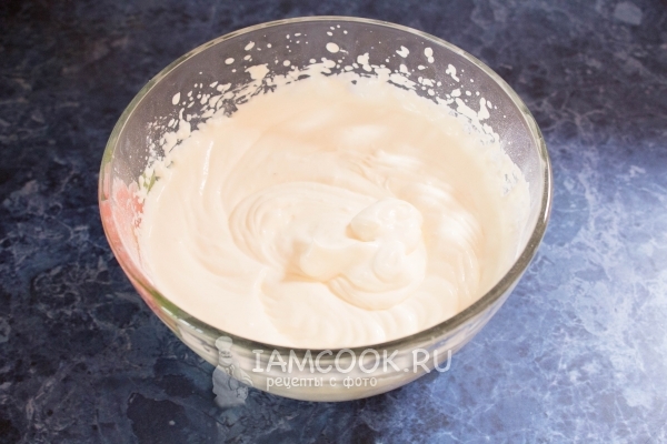 Взбить сметану с сахаром