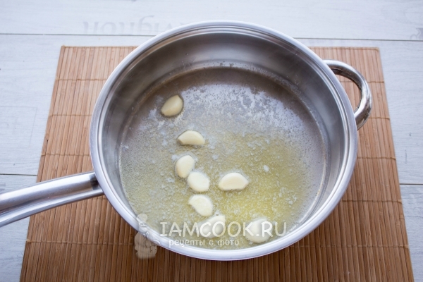 Обжарить чеснок в масле