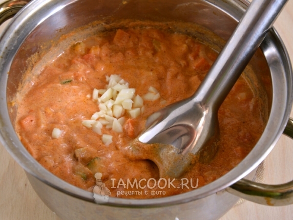 Положить чеснок