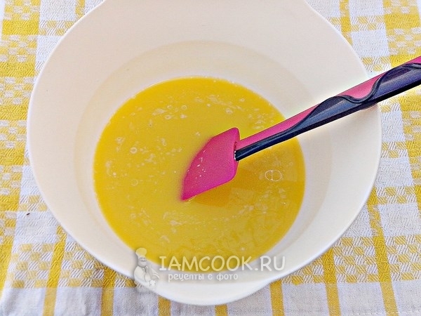 Влить растопленное масло