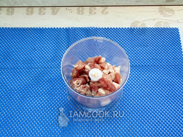 Положить мясо в блендер