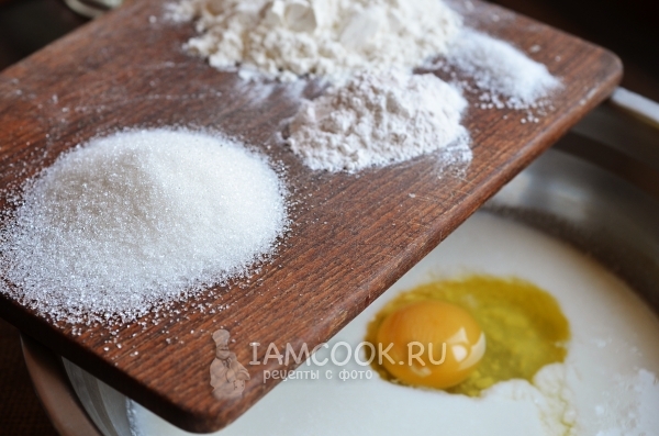 Положить в кефир яйцо, сахар и разрыхлитель