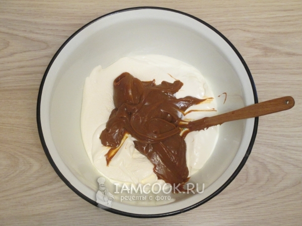 Соединить сгущенку со сметаной