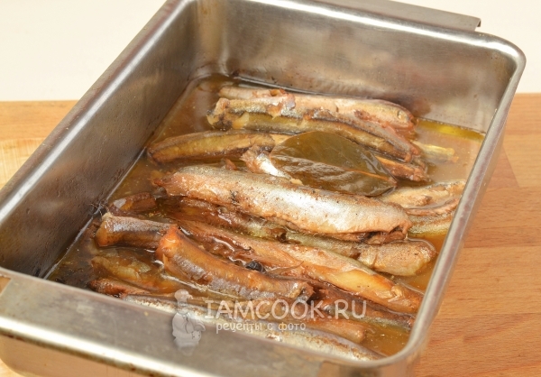 Тушение мойвы в заварке со специями