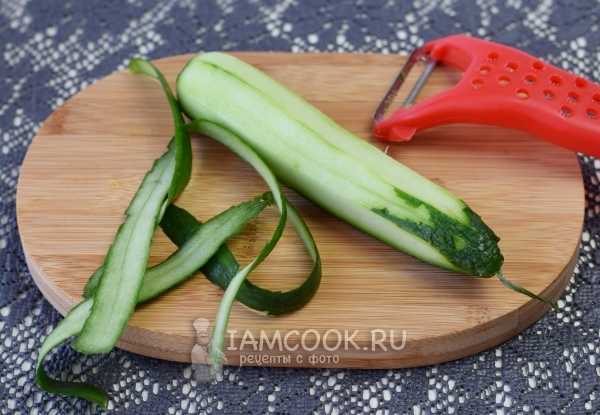 Почистить огурец