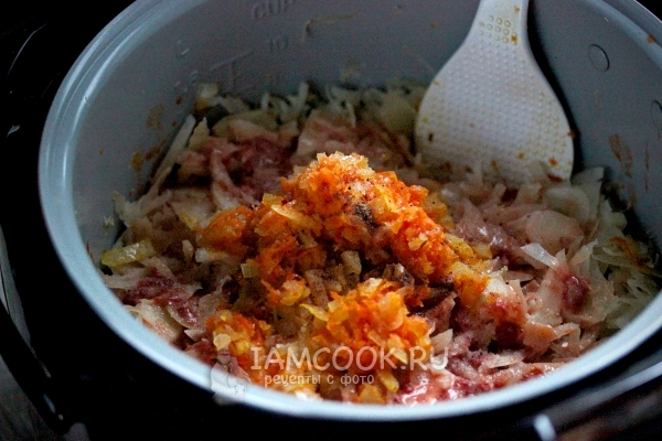 Добавить морковь с луком