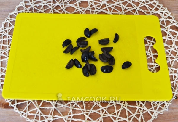 Порезать оливки